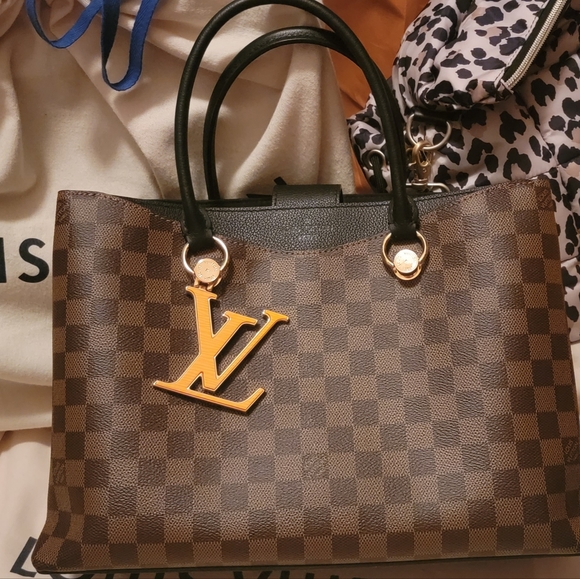 Louis Vuitton Riverside - Picture 1 of 11